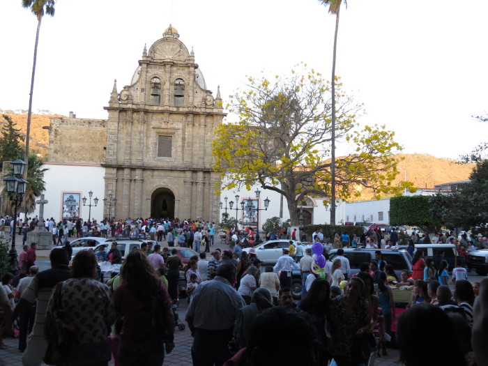 Multitud inundó el centro histórico y templos de Zapotlán en la tarde del Jueves Santo