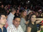 Julion Alvarez entrega chalecos a ganadores de la promoción de XEMEX La Mexicana