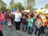 El Güero Alvarez recorre las calles y festeja a los niños de la Colonia El Triangulo