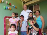 El Güero Alvarez recorre las calles y festeja a los niños de la Colonia El Triangulo