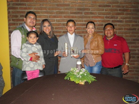 Festejan a Osvaldo García Romero por recibir el Sacramento de la Primera Comunión