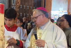 Monseñor Hércules Medina Garfias inicia la ceremonia de bendición del fuego nuevo en la Catedral de #CiudadGuzman