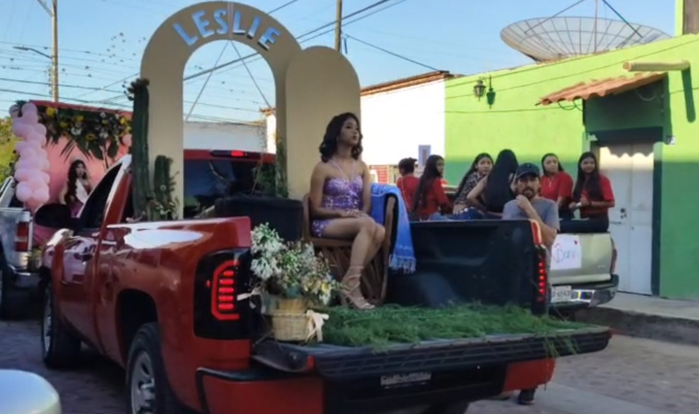 Desfile inaugural de la feria de la Pitaya 2025 en Techaluta de Montenegro.